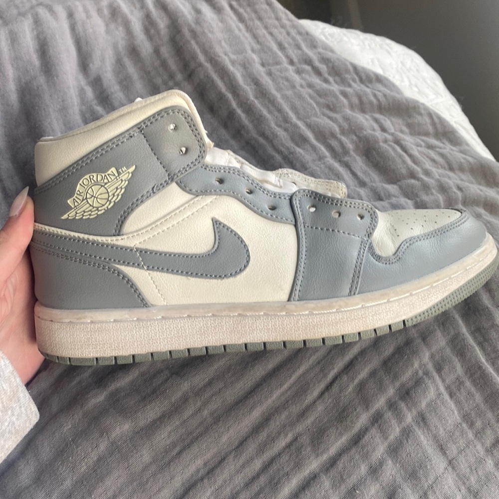 Bluish Greyish jordan 1s unlaced but comes with laces